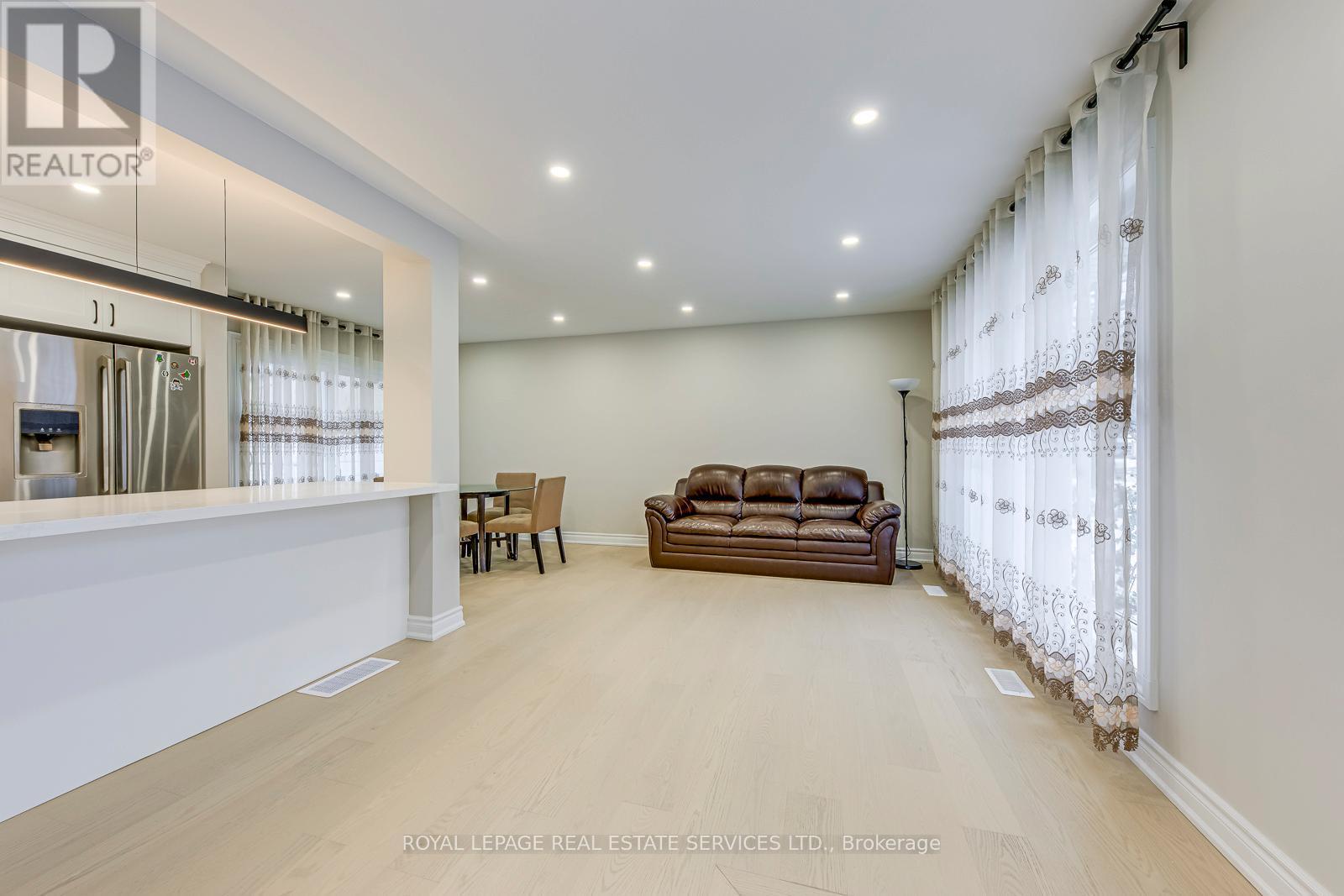 2420 Raymore Drive, Burlington, ON - Indoor Photo Showing Other Room