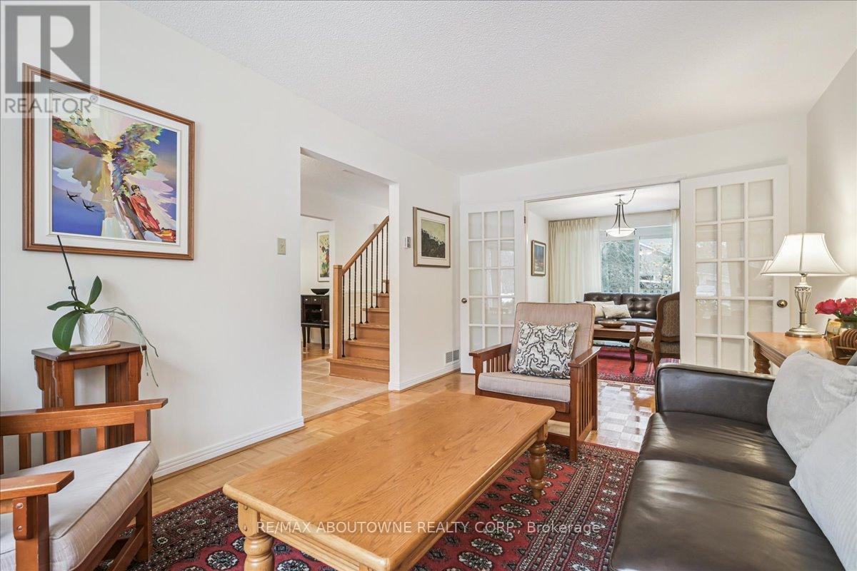 2132 Argon Court, Burlington, ON - Indoor Photo Showing Living Room