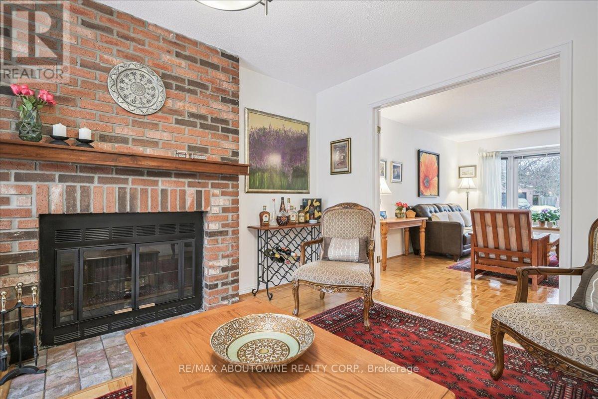 2132 Argon Court, Burlington, ON - Indoor Photo Showing Living Room With Fireplace