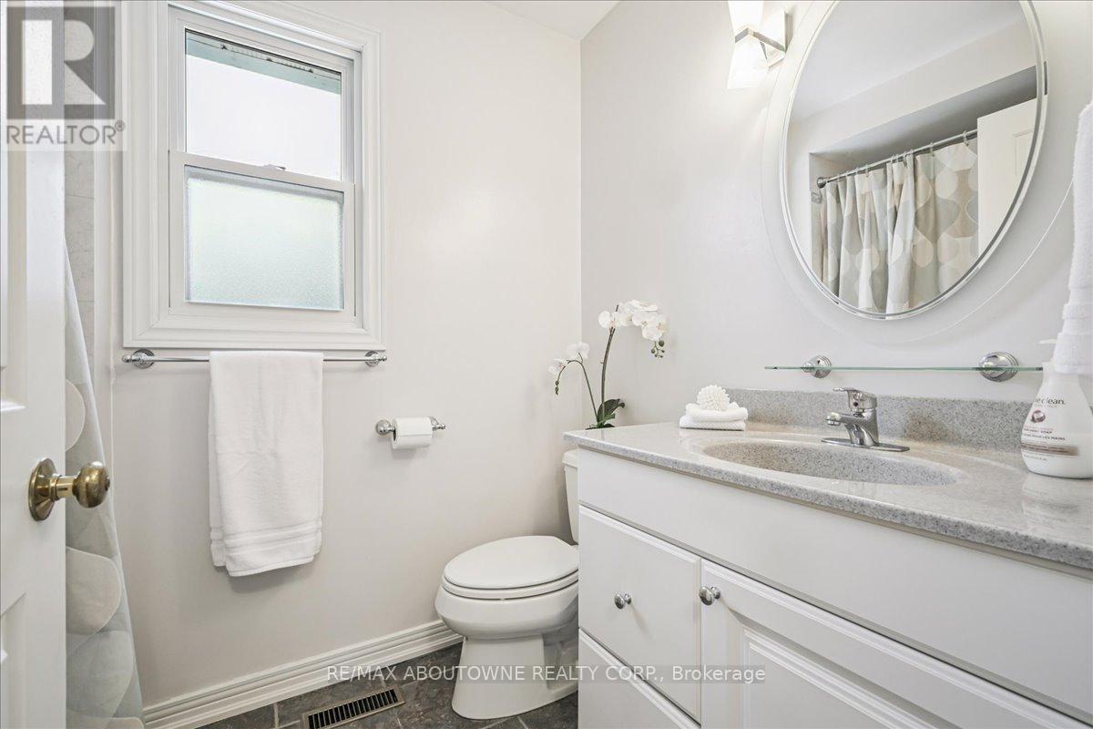 2132 Argon Court, Burlington, ON - Indoor Photo Showing Bathroom