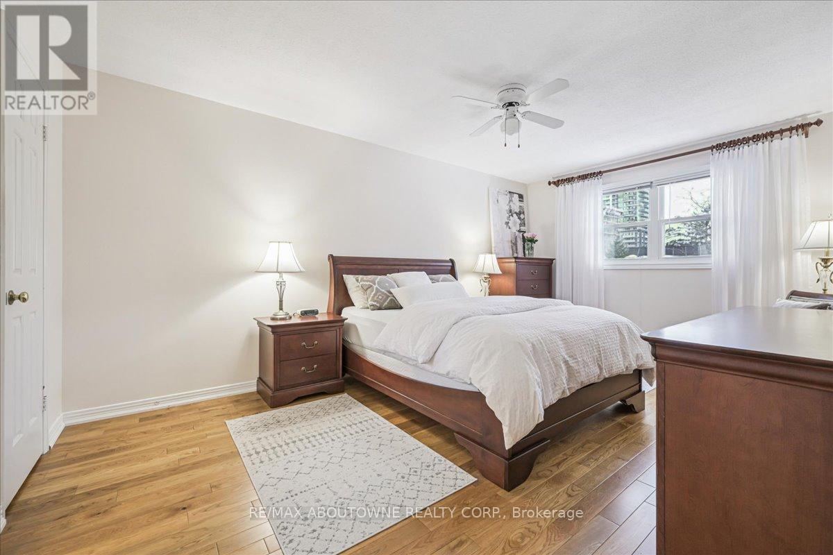 2132 Argon Court, Burlington, ON - Indoor Photo Showing Bedroom