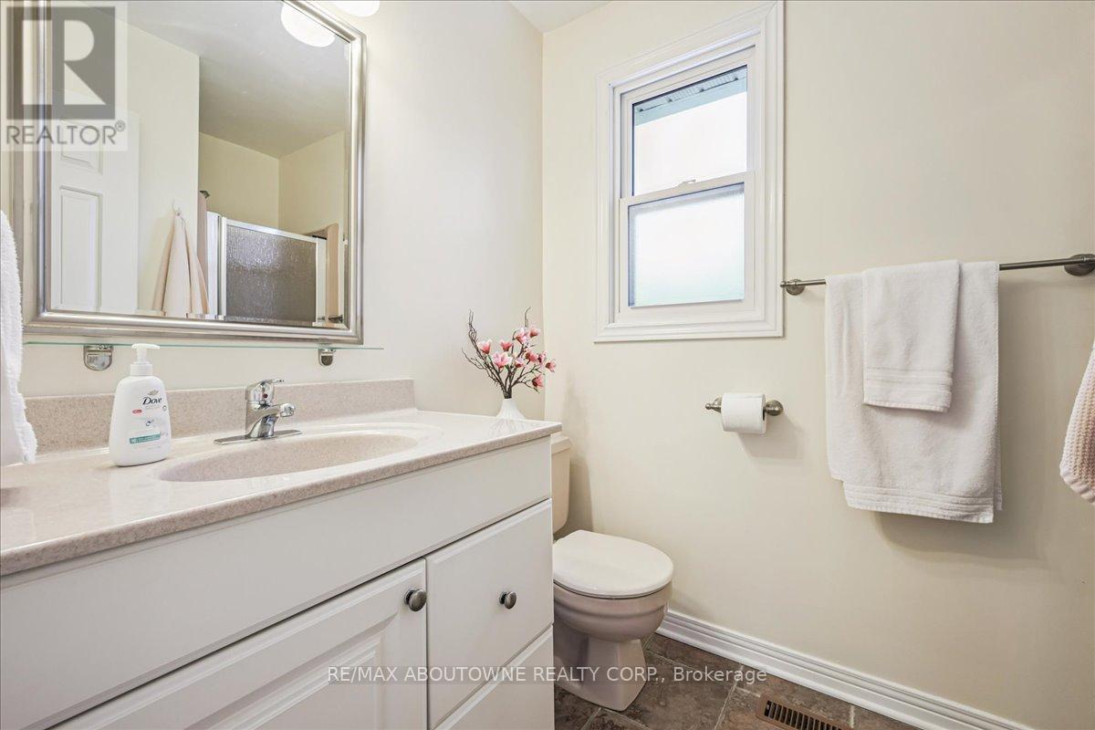 2132 Argon Court, Burlington, ON - Indoor Photo Showing Bathroom