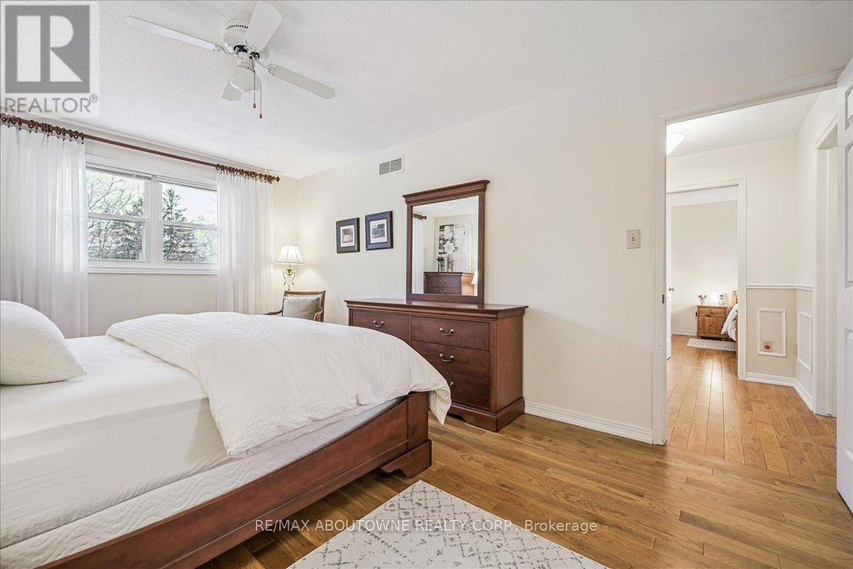 2132 Argon Court, Burlington, ON - Indoor Photo Showing Bedroom