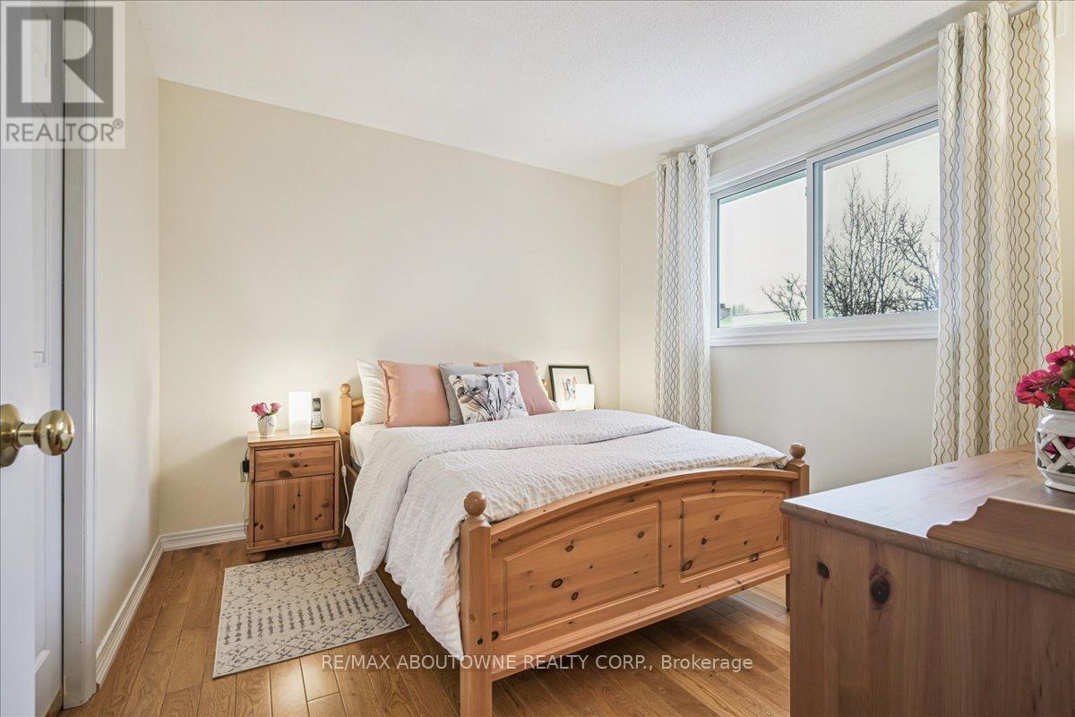 2132 Argon Court, Burlington, ON - Indoor Photo Showing Bedroom
