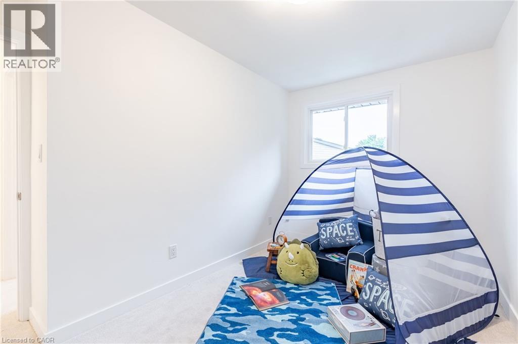 22 Woodman Drive N, Hamilton, ON - Indoor Photo Showing Bedroom