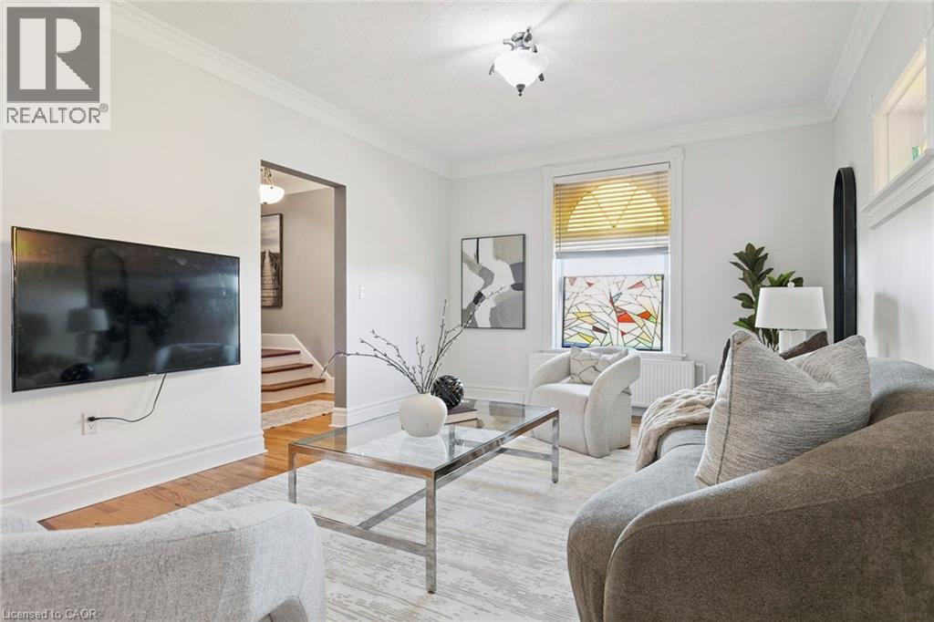 132 Queen Street W, Cambridge, ON - Indoor Photo Showing Living Room