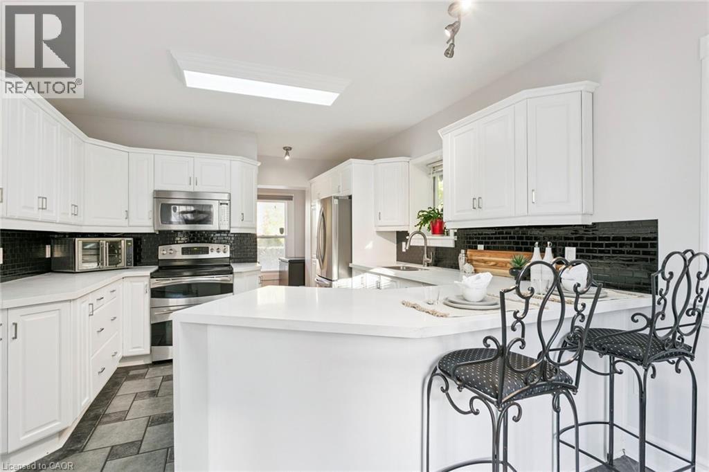 132 Queen Street W, Cambridge, ON - Indoor Photo Showing Kitchen With Upgraded Kitchen