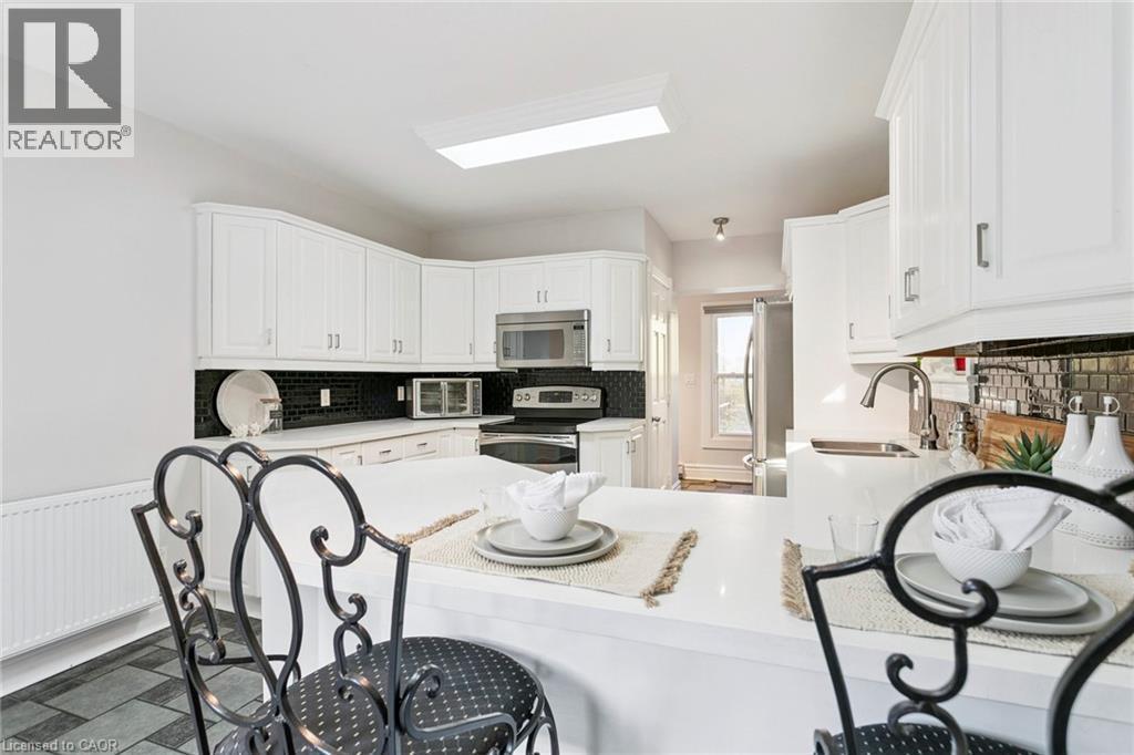 132 Queen Street W, Cambridge, ON - Indoor Photo Showing Kitchen