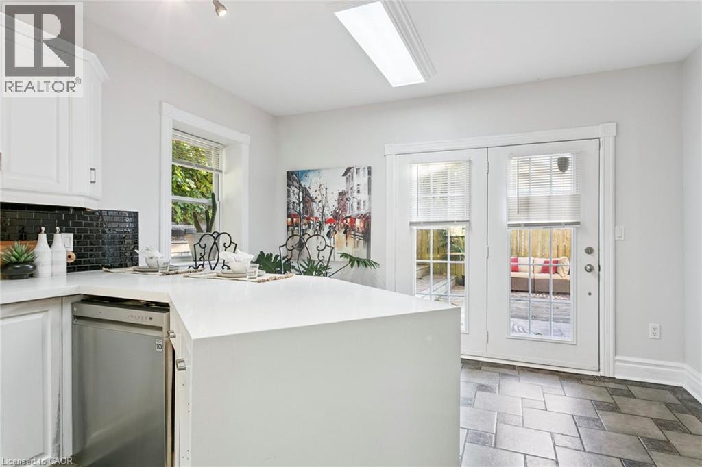 132 Queen Street W, Cambridge, ON - Indoor Photo Showing Kitchen
