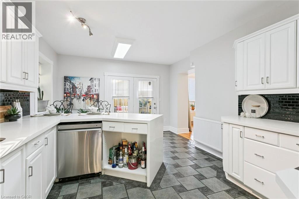 132 Queen Street W, Cambridge, ON - Indoor Photo Showing Kitchen