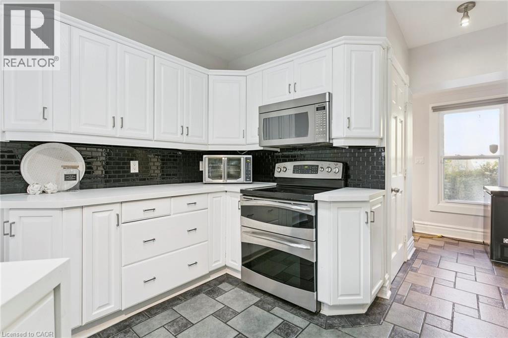 132 Queen Street W, Cambridge, ON - Indoor Photo Showing Kitchen