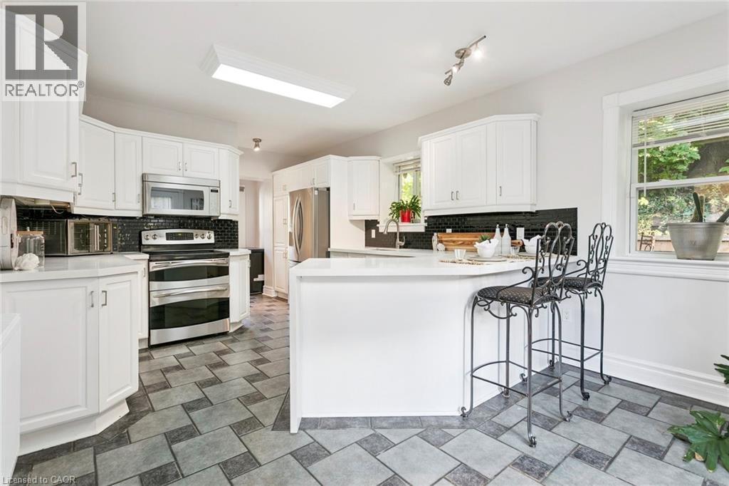 132 Queen Street W, Cambridge, ON - Indoor Photo Showing Kitchen