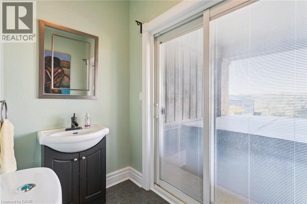 132 Queen Street W, Cambridge, ON - Indoor Photo Showing Bathroom