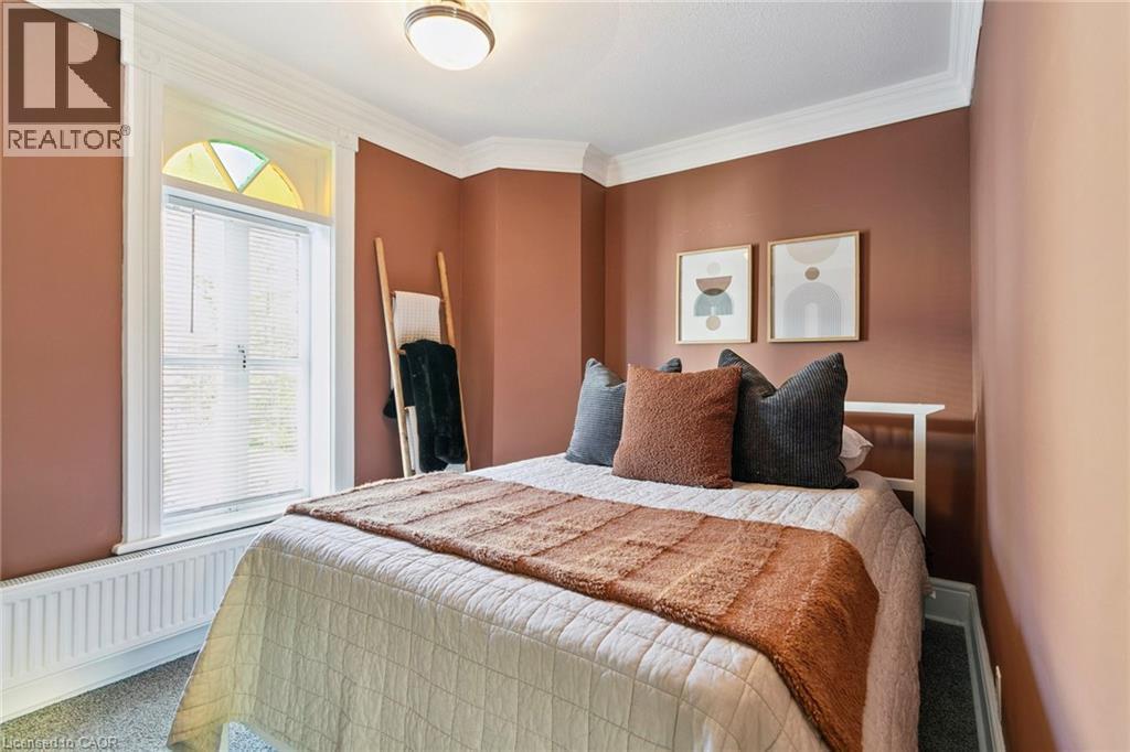132 Queen Street W, Cambridge, ON - Indoor Photo Showing Bedroom