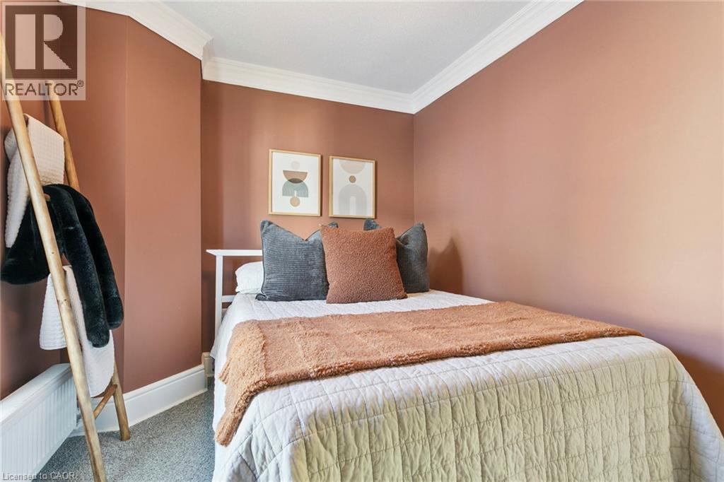 132 Queen Street W, Cambridge, ON - Indoor Photo Showing Bedroom