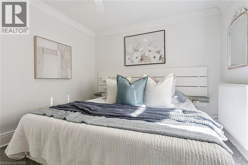 132 Queen Street W, Cambridge, ON - Indoor Photo Showing Bedroom