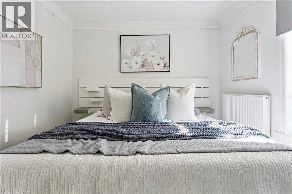 132 Queen Street W, Cambridge, ON - Indoor Photo Showing Bedroom