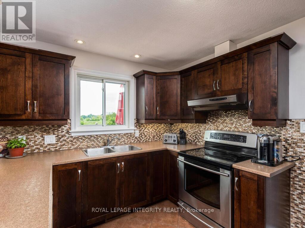 111 Comba Drive, Carleton Place, ON - Indoor Photo Showing Kitchen With Double Sink