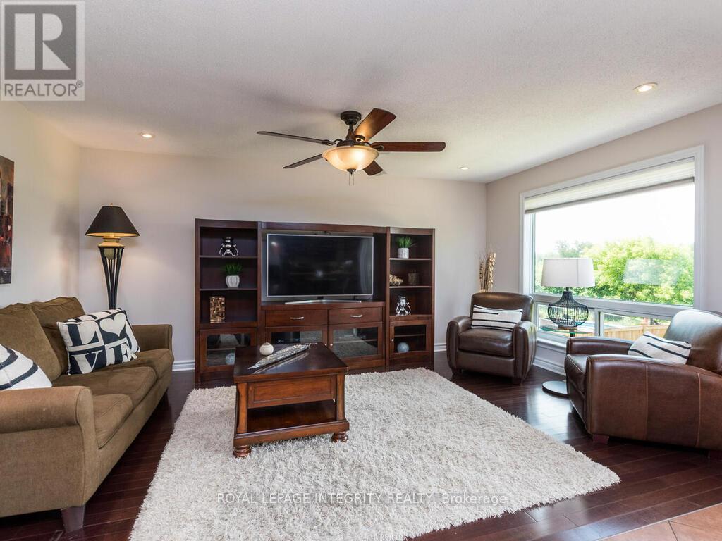 111 Comba Drive, Carleton Place, ON - Indoor Photo Showing Living Room
