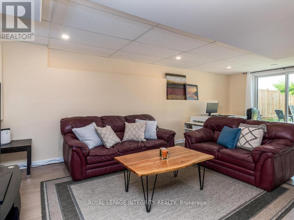 111 Comba Drive, Carleton Place, ON - Indoor Photo Showing Living Room