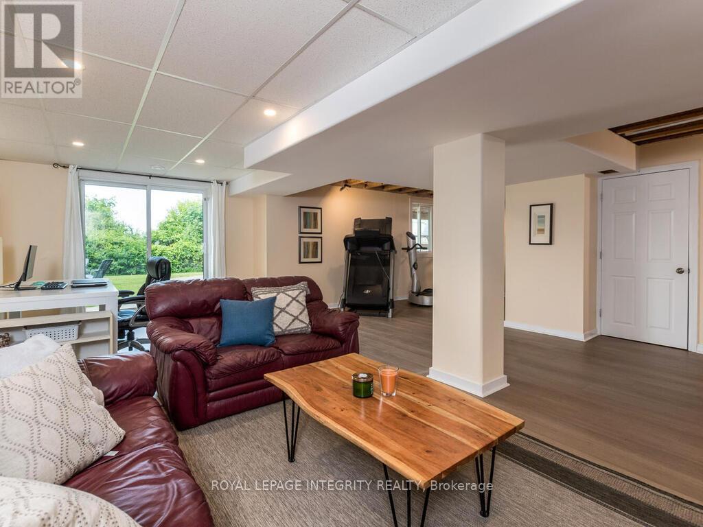 111 Comba Drive, Carleton Place, ON - Indoor Photo Showing Living Room