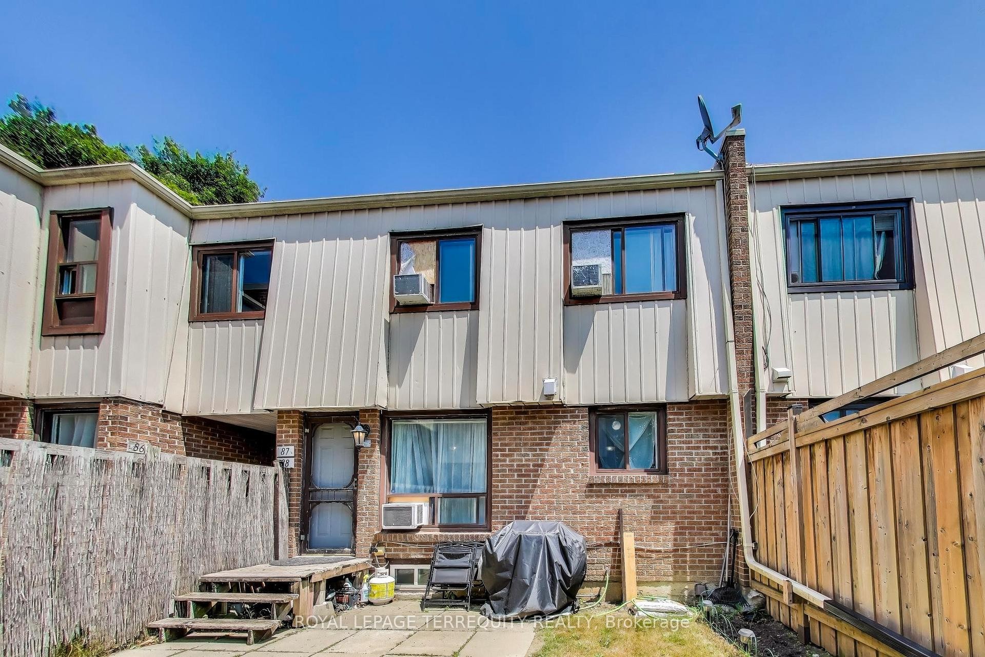 88-1100 Oxford Street, Oshawa, ON - Outdoor