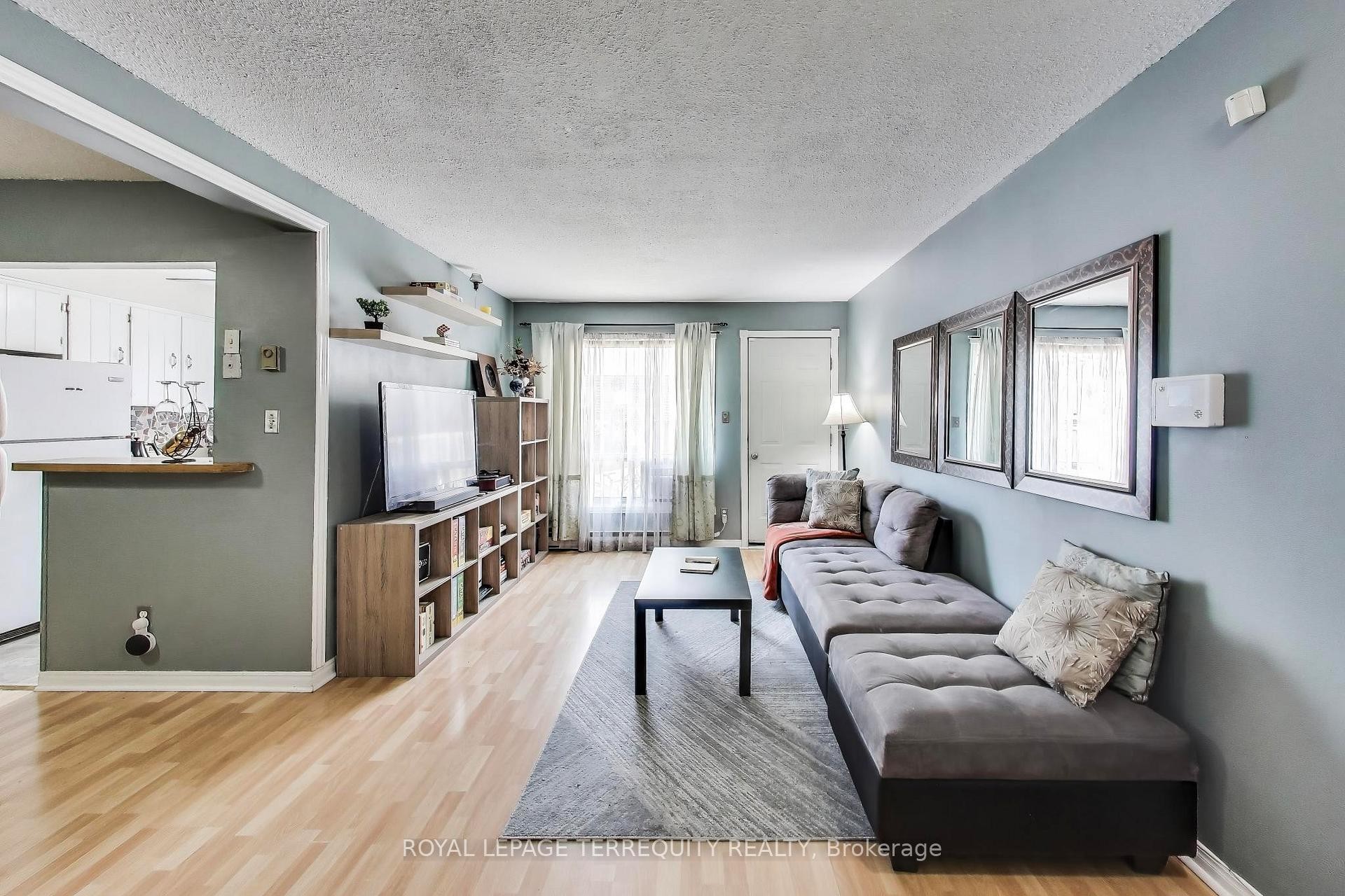 88-1100 Oxford Street, Oshawa, ON - Indoor Photo Showing Living Room