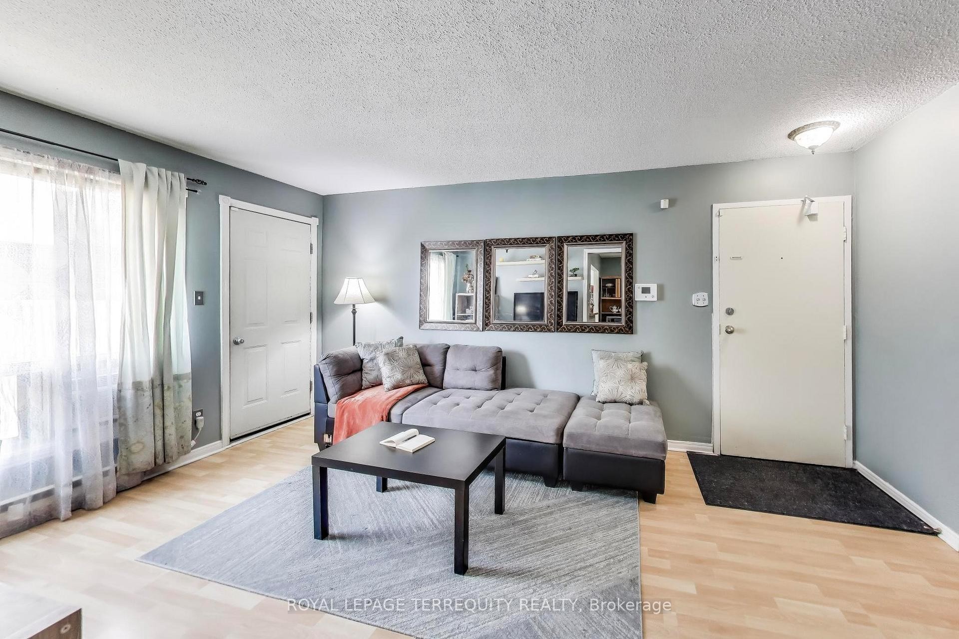 88-1100 Oxford Street, Oshawa, ON - Indoor Photo Showing Living Room