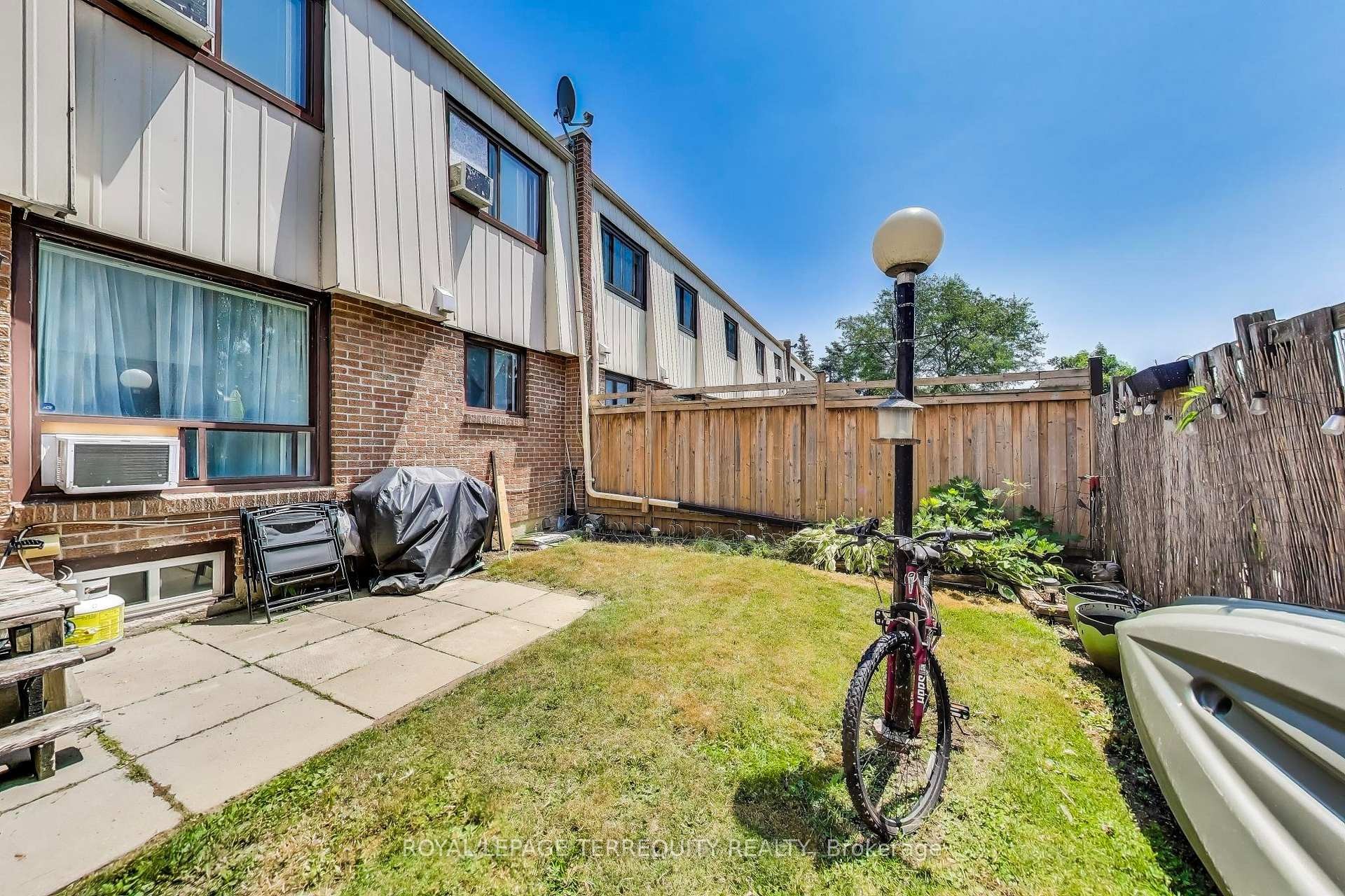88-1100 Oxford Street, Oshawa, ON - Outdoor