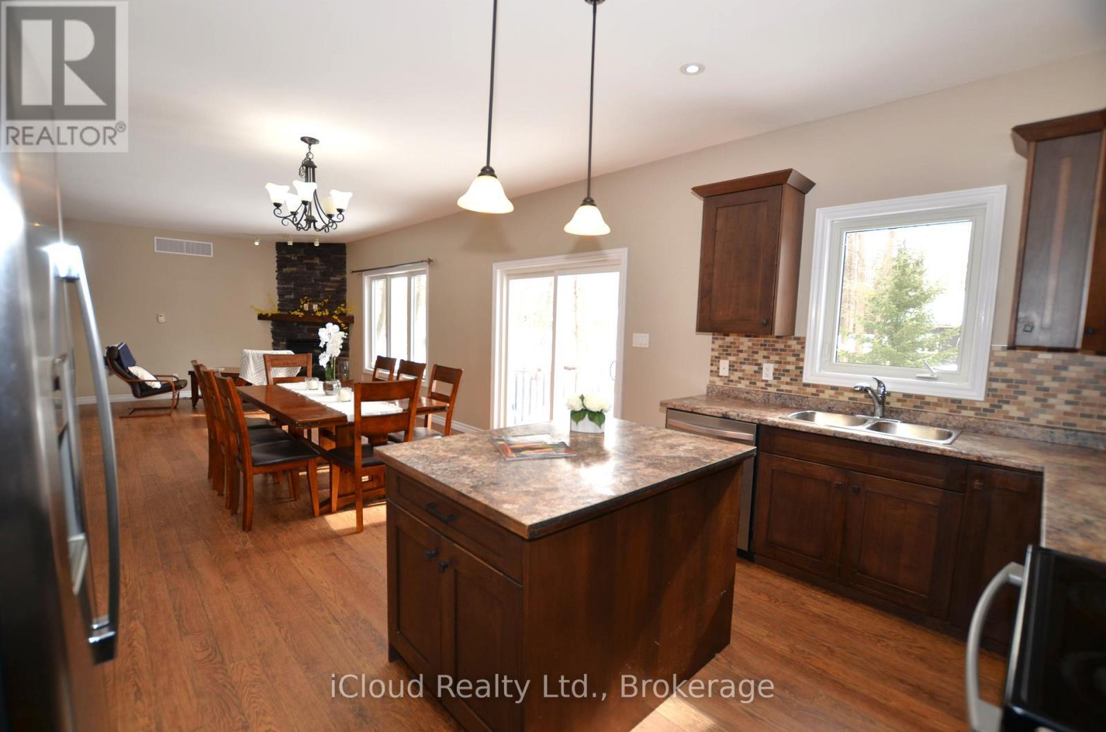 25 Rue Vanier, Tiny, ON - Indoor Photo Showing Kitchen With Double Sink