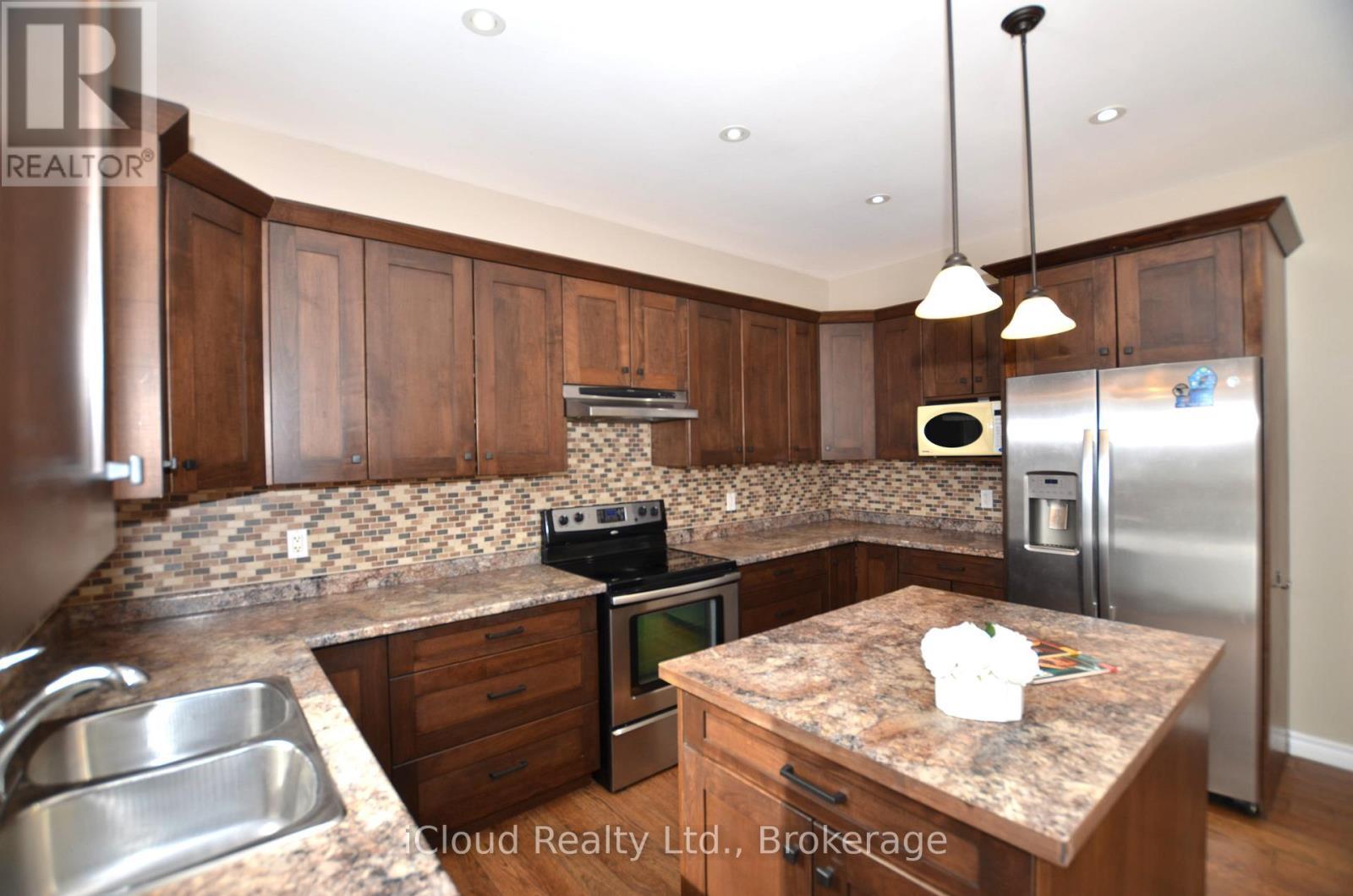 25 Rue Vanier, Tiny, ON - Indoor Photo Showing Kitchen With Double Sink With Upgraded Kitchen