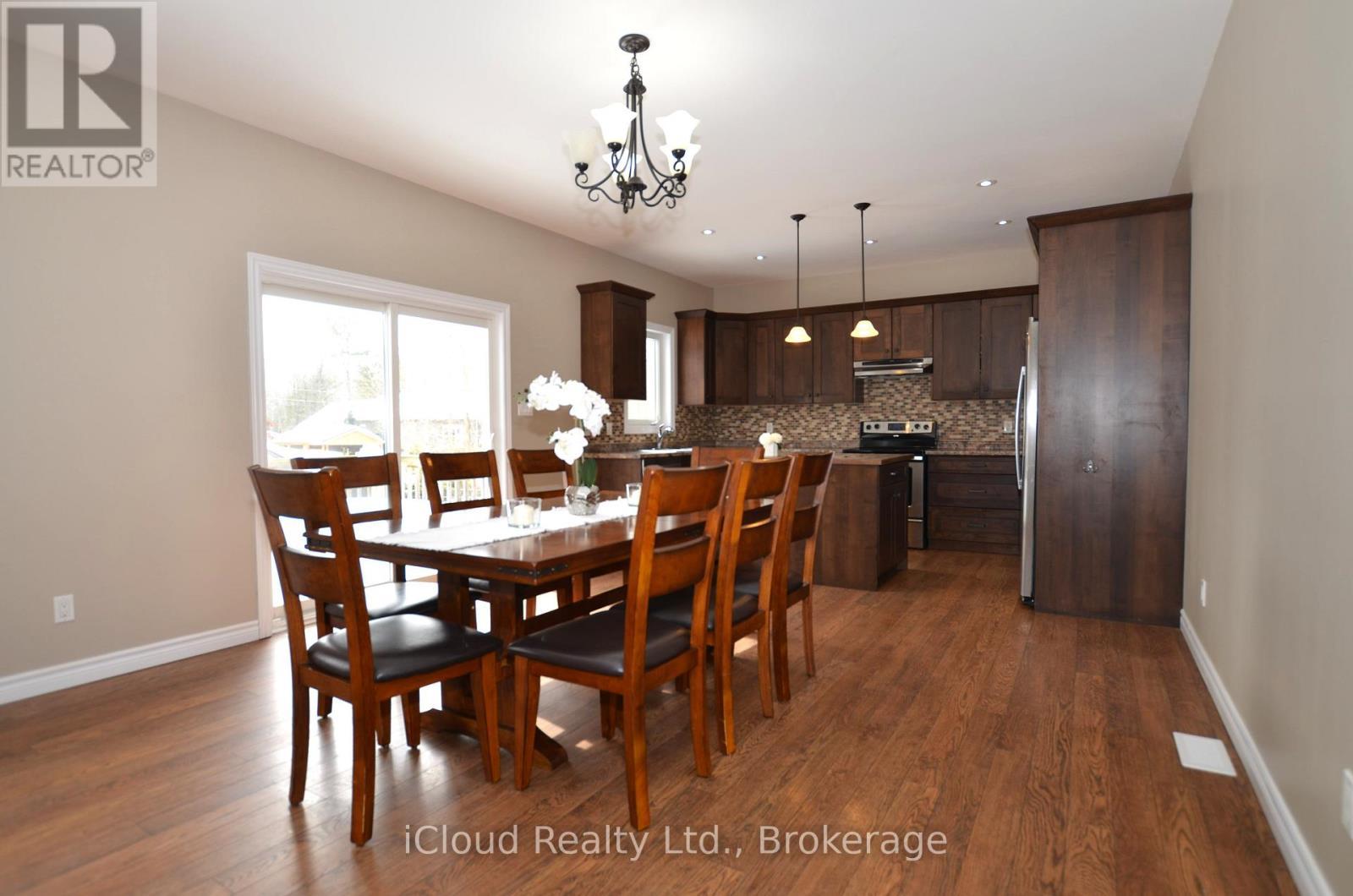 25 Rue Vanier, Tiny, ON - Indoor Photo Showing Dining Room