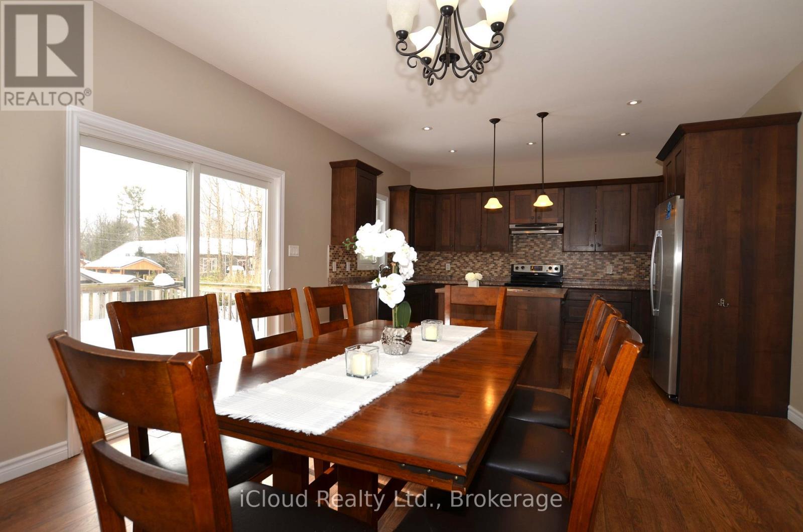 25 Rue Vanier, Tiny, ON - Indoor Photo Showing Dining Room