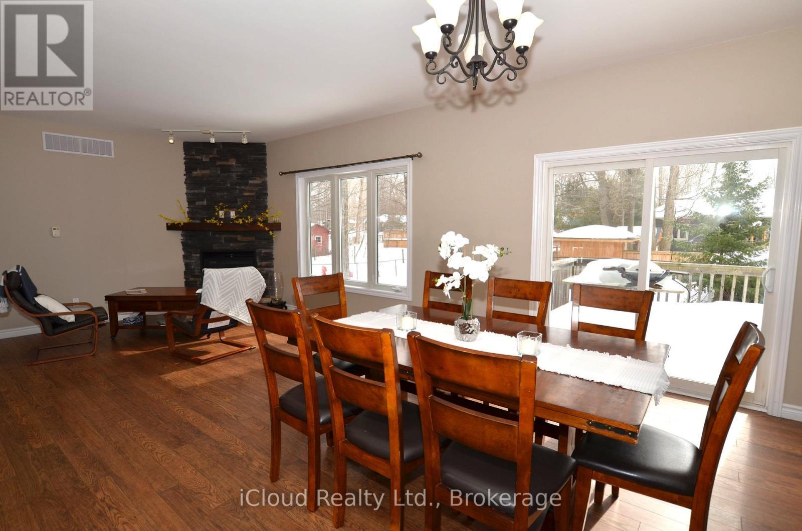 25 Rue Vanier, Tiny, ON - Indoor Photo Showing Dining Room