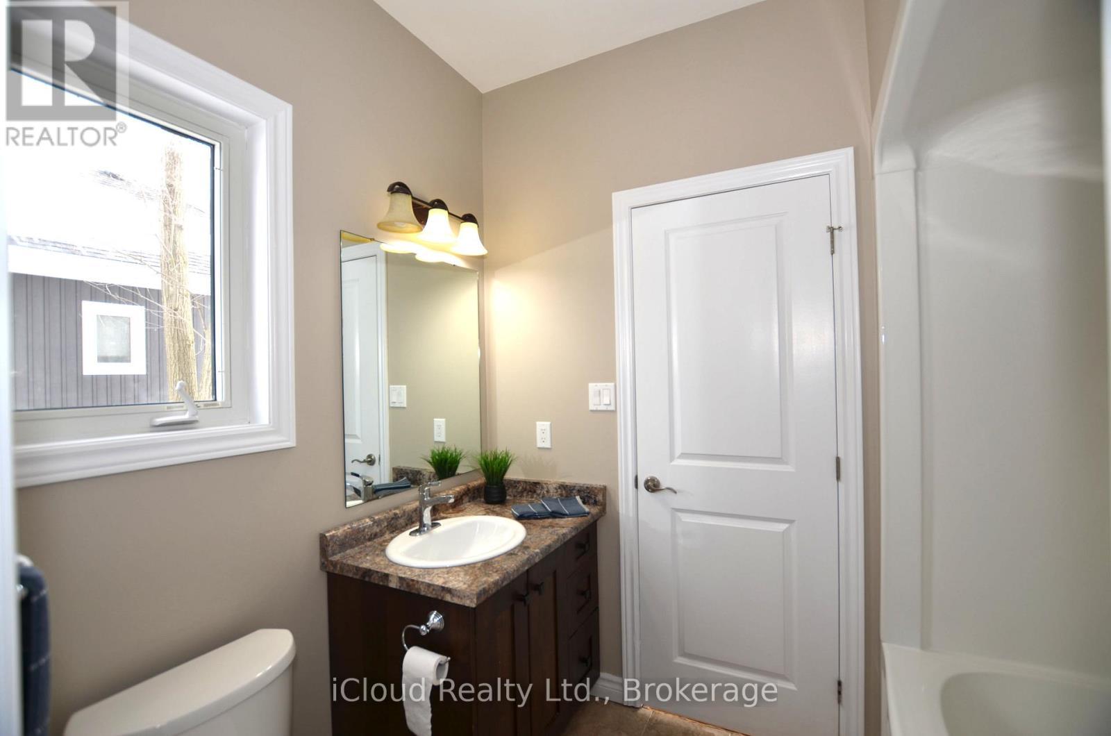 25 Rue Vanier, Tiny, ON - Indoor Photo Showing Bathroom