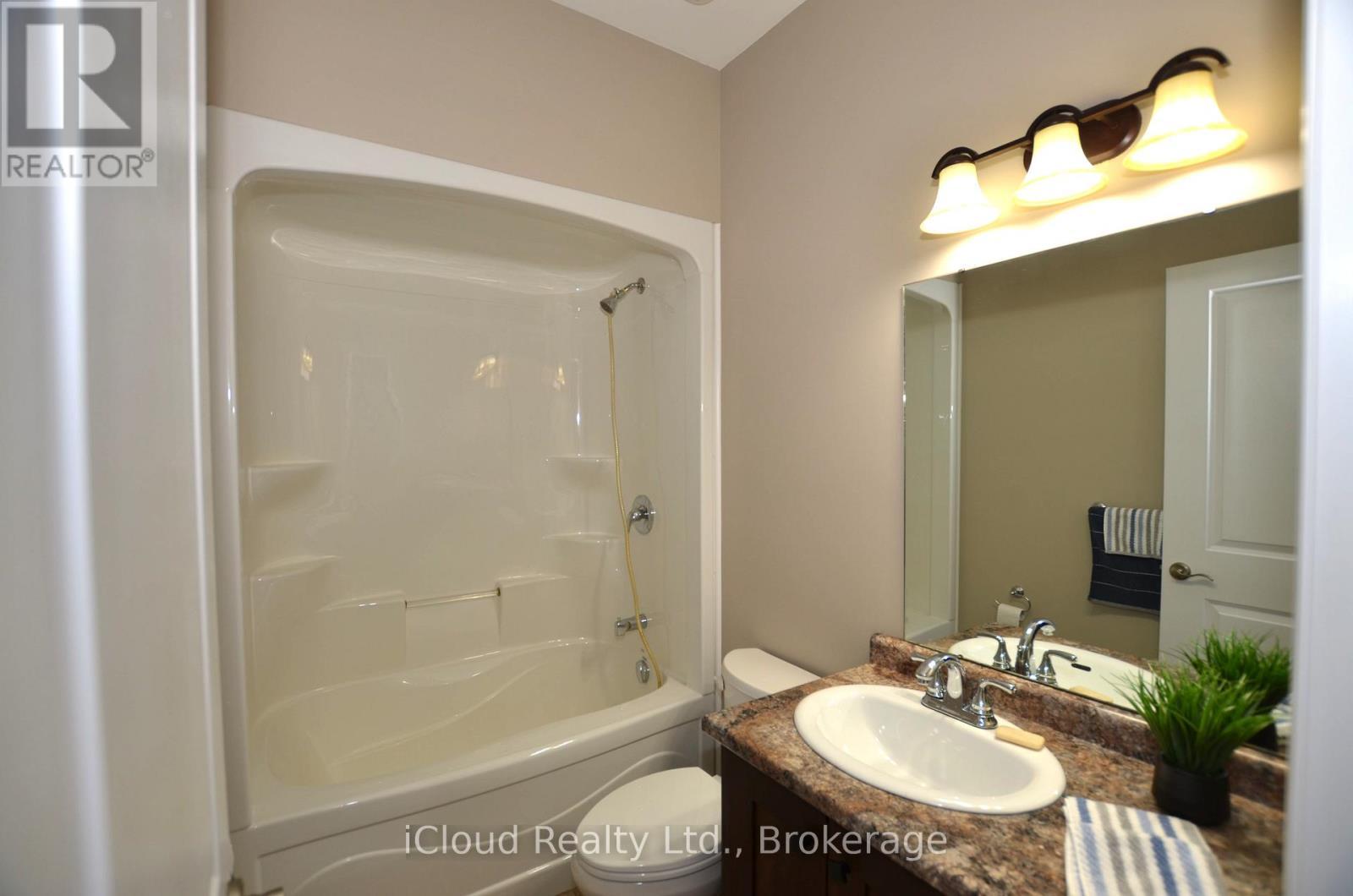 25 Rue Vanier, Tiny, ON - Indoor Photo Showing Bathroom