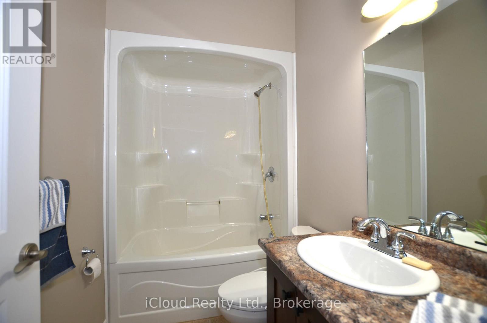 25 Rue Vanier, Tiny, ON - Indoor Photo Showing Bathroom