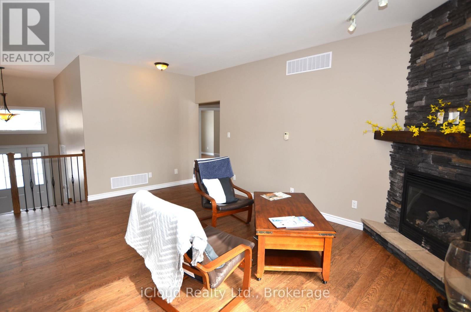 25 Rue Vanier, Tiny, ON - Indoor With Fireplace