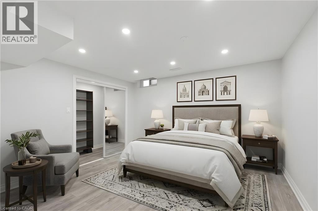 990 Upper Kenilworth Avenue, Hamilton, ON - Indoor Photo Showing Bedroom