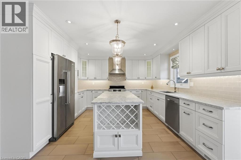 990 Upper Kenilworth Avenue, Hamilton, ON - Indoor Photo Showing Kitchen With Stainless Steel Kitchen With Upgraded Kitchen