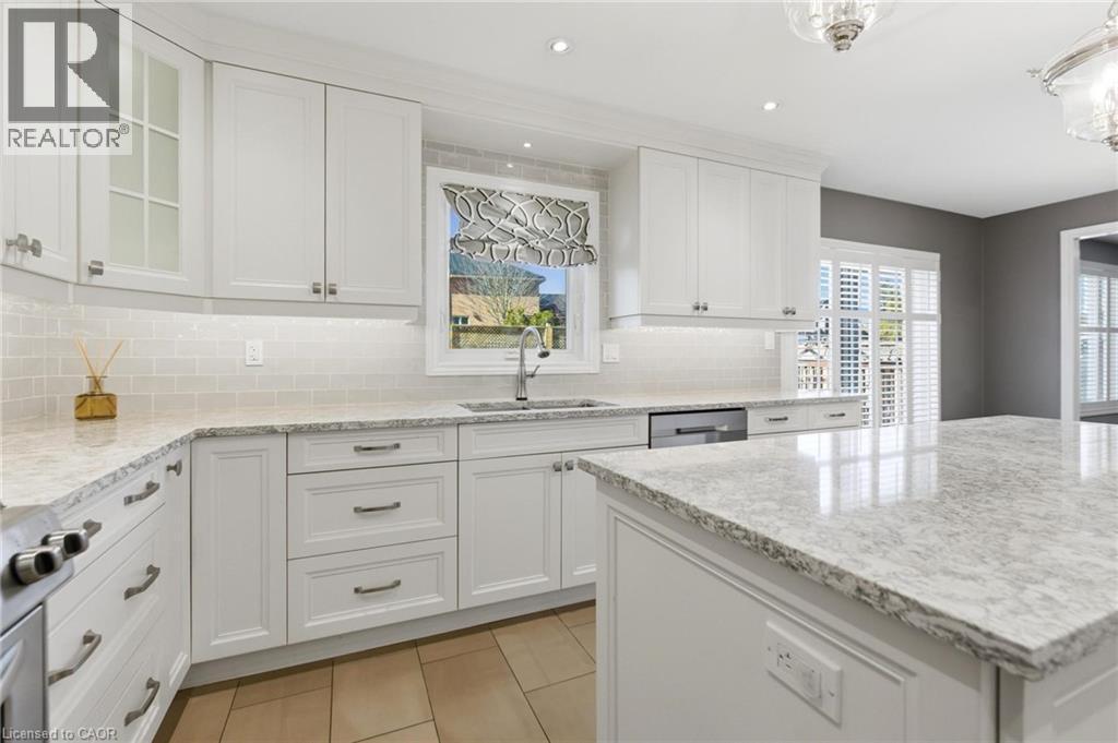 990 Upper Kenilworth Avenue, Hamilton, ON - Indoor Photo Showing Kitchen With Upgraded Kitchen