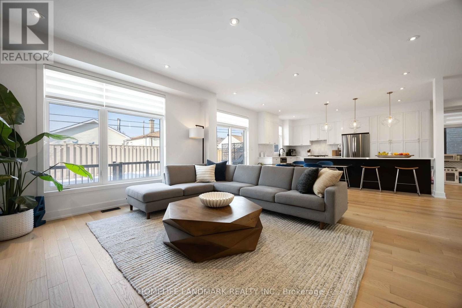 1330 Gull Crossing, Pickering, ON - Indoor Photo Showing Living Room