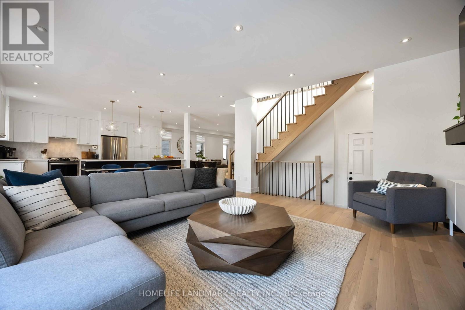 1330 Gull Crossing, Pickering, ON - Indoor Photo Showing Living Room