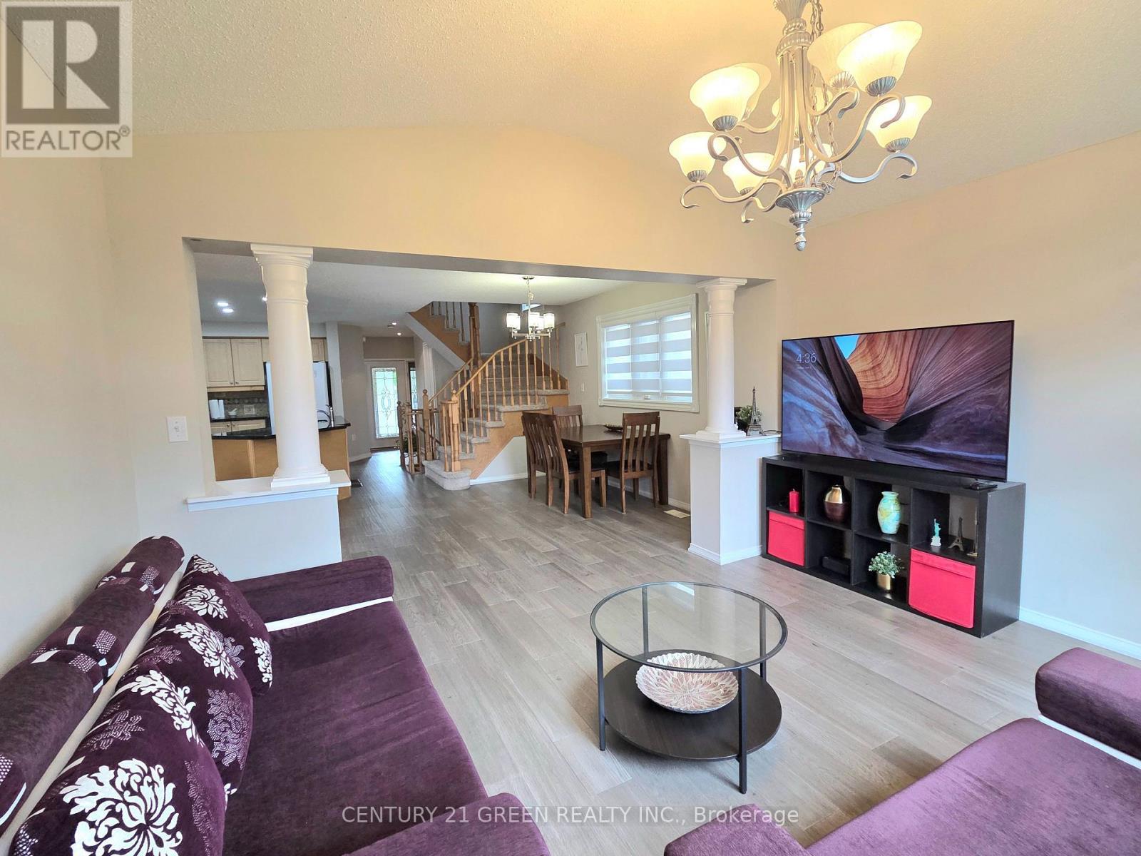 7314 Cork Tree Row, Mississauga, ON - Indoor Photo Showing Living Room