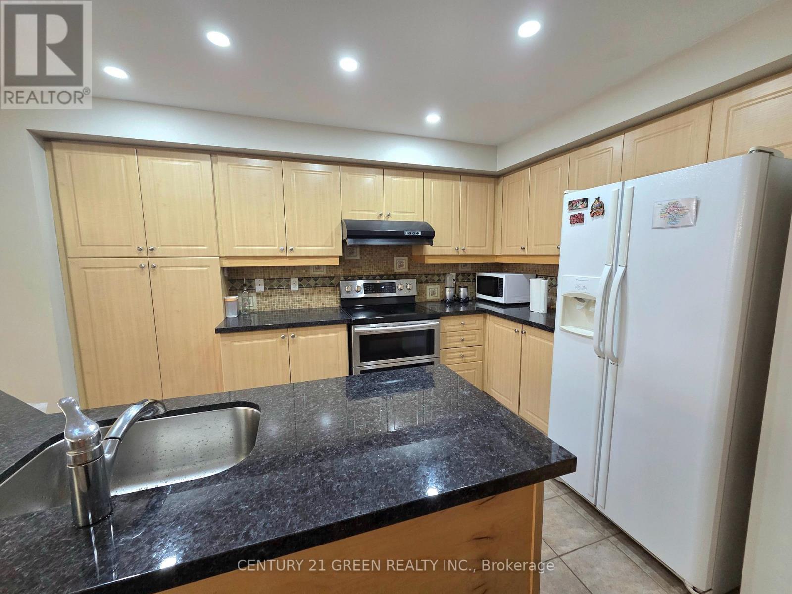 7314 Cork Tree Row, Mississauga, ON - Indoor Photo Showing Kitchen