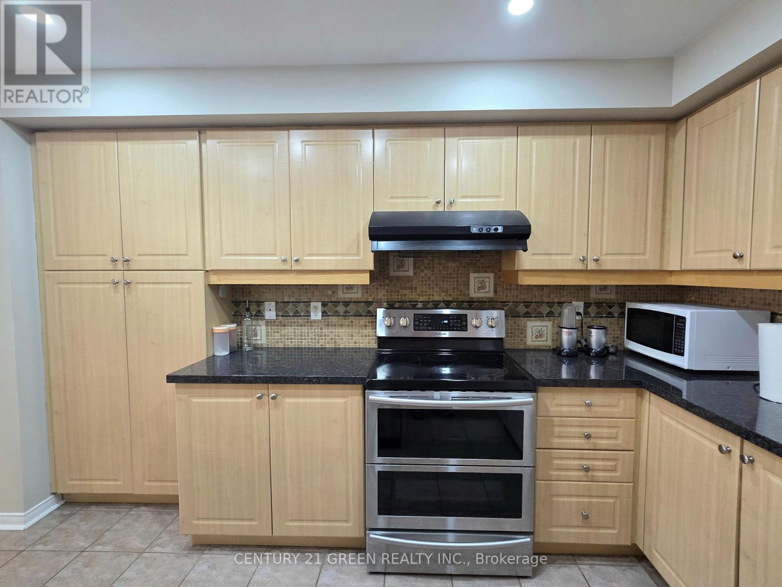 7314 Cork Tree Row, Mississauga, ON - Indoor Photo Showing Kitchen