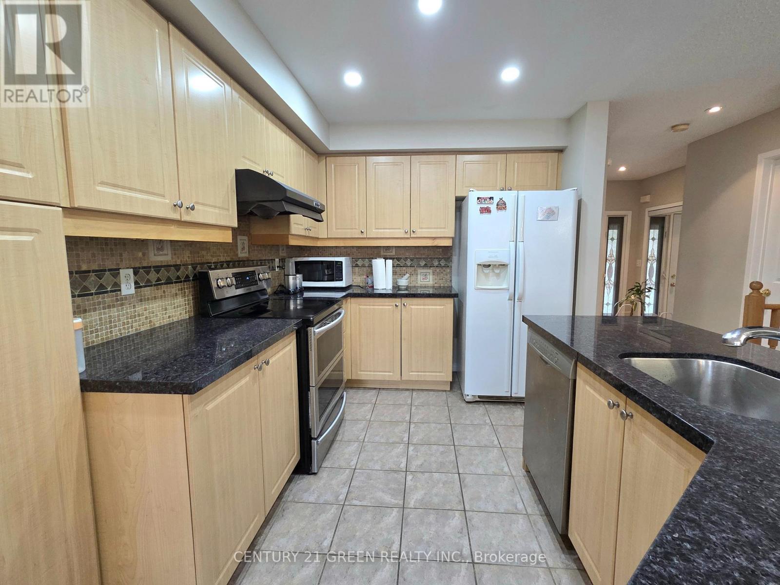 7314 Cork Tree Row, Mississauga, ON - Indoor Photo Showing Kitchen