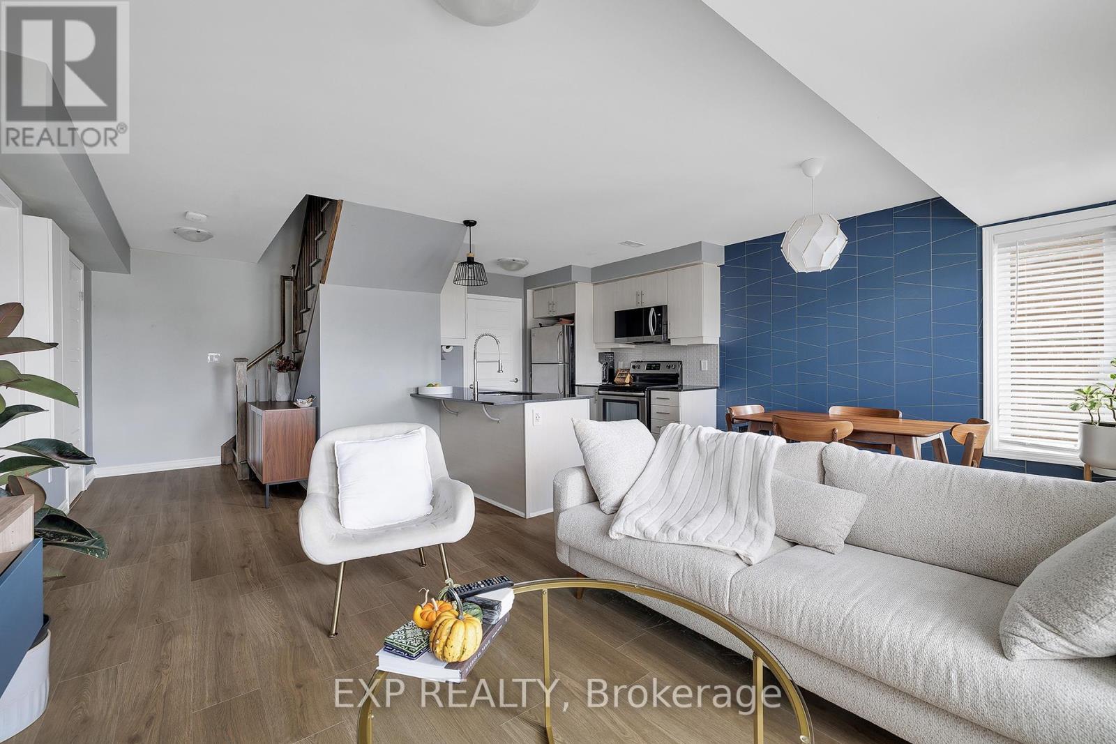 904 Apple Hill Lane, Kitchener, ON - Indoor Photo Showing Living Room
