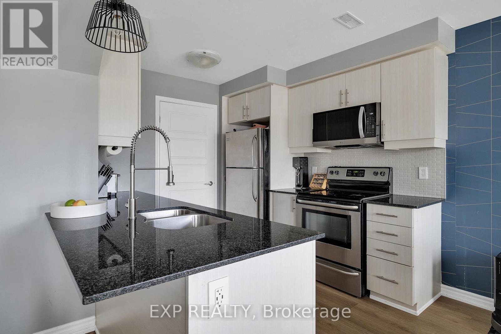 904 Apple Hill Lane, Kitchener, ON - Indoor Photo Showing Kitchen With Stainless Steel Kitchen With Double Sink
