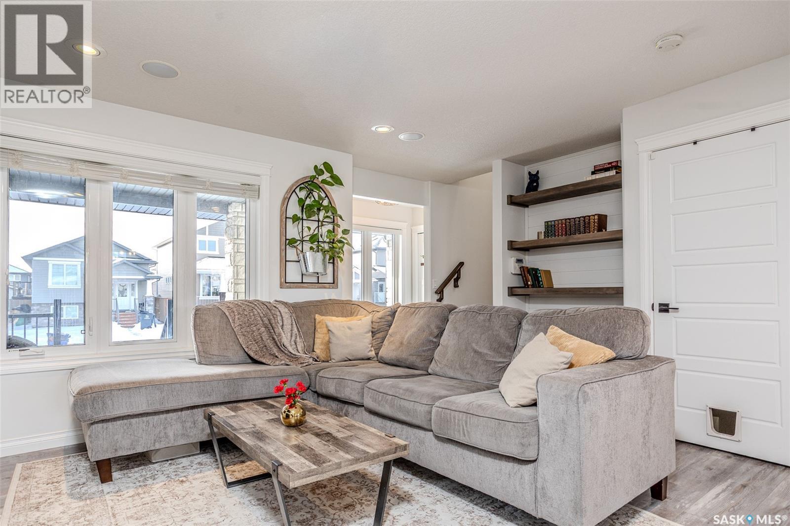 450 Kloppenburg Street, Saskatoon, SK - Indoor Photo Showing Living Room